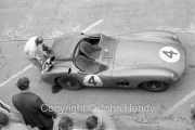 Aston Martin pit stop, suspicious leak under the rear, #4 Aston Martin DBR1/300 (Roy Salvadori and Tony Maggs)