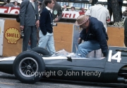 Formula 1 - #14 Cooper-Climax T60 (Bruce McLaren) in the pits