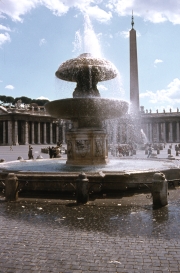 Fountain in St Peter&apos;s Square