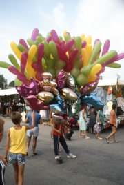 Bibione market - balloon seller