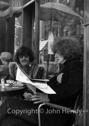 Martin Sharpe and Richard Neville of Oz magazine at a cafe on the King&apos;s Road