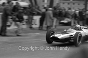 Formula 1 - #14 Cooper-Climax T60 (Bruce McLaren) passing the pits