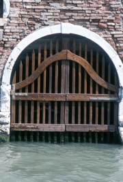 Water gate