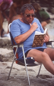 Fat Frenchman reading